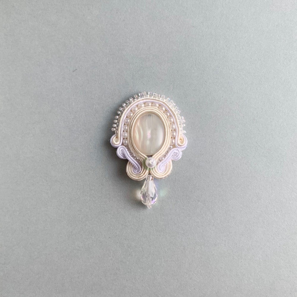 《受注生産》艶やかなホワイトのブローチ