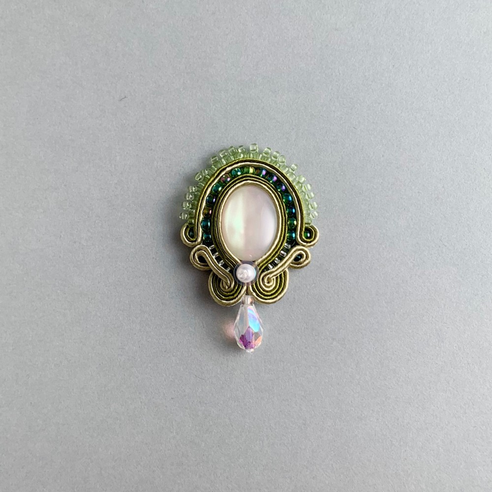 艶やかなグリーンのブローチ