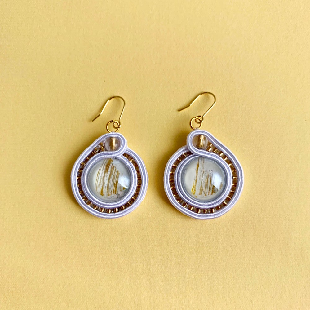 １点もの　ホワイトとゴールドのピアス　イヤリング可能