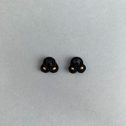 小さい黒いピアス　ソウタシエ　イヤリング可能 2枚目の画像