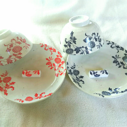 【送料無料】こびき夫婦茶碗とお皿と箸置き　六点セット 藍と朱(イニシャルお入れします) 2枚目の画像