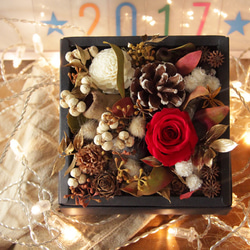 is Flower/ 聖誕節 紅玫瑰松果花盒 第1張的照片