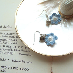 法式淺藍配白色蕾絲線人手編織花系耳環 BE018 第5張的照片