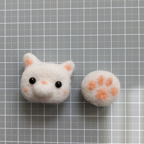 ゆらりん肉球付猫ちゃんストラップ☆羊毛フェルト✾ おもちゃ・ペット