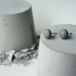 小魔女-經典款系列- 7mm圓 水泥不鏽鋼耳針（一對） 第2張的照片