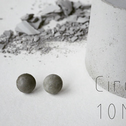 小魔女-經典款系列- 10mm圓 水泥不鏽鋼耳針（一對） 第1張的照片