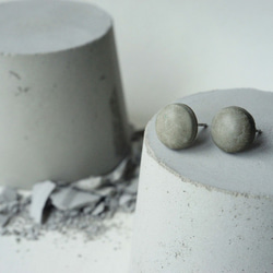 小魔女-經典款系列- 10mm圓 水泥不鏽鋼耳針（一對） 第2張的照片
