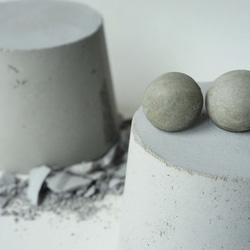 小魔女-經典款系列- 15mm圓 水泥不鏽鋼耳針（一對） 第2張的照片