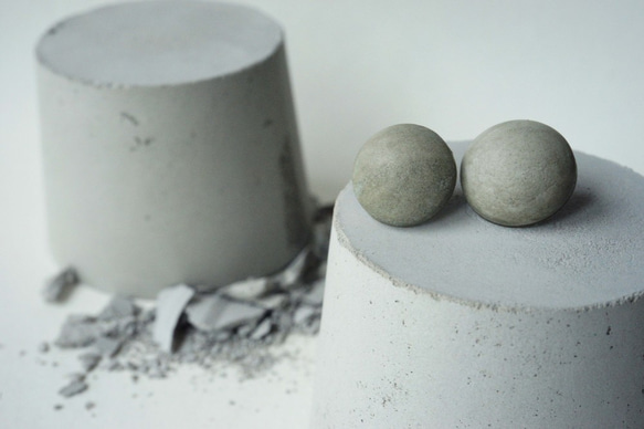 小魔女-經典款系列- 15mm圓 水泥不鏽鋼耳針（一對） 第2張的照片