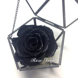《訂製品》 鑽石不凋玫瑰花 五角形玻璃珠寶盒  天鵝黑 第2張的照片