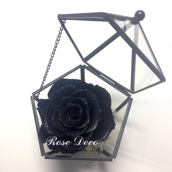 《訂製品》 鑽石不凋玫瑰花 五角形玻璃珠寶盒  天鵝黑 第4張的照片