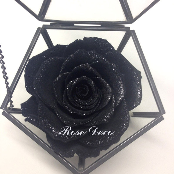 《訂製品》 鑽石不凋玫瑰花 五角形玻璃珠寶盒  天鵝黑 第5張的照片
