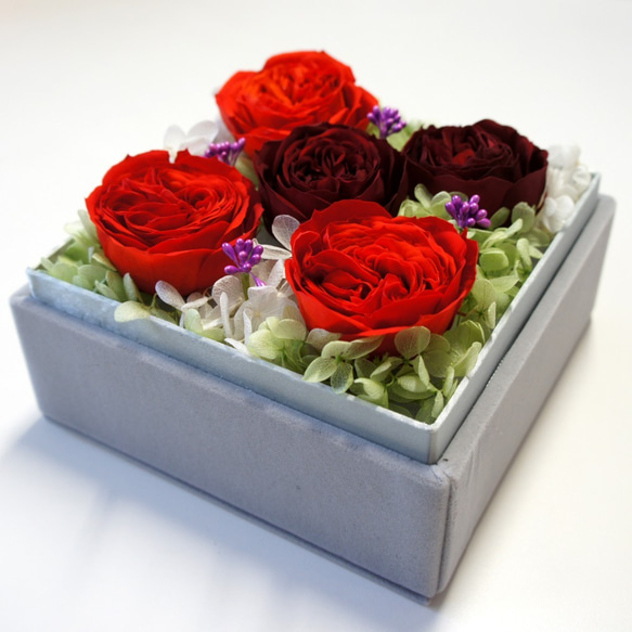 《訂製品》紅色系不凋花 薔薇玫瑰花壓克力方型灰色禮盒 第5張的照片