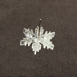 雪の結晶のピアス 3枚目の画像