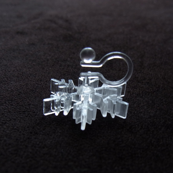 雪の結晶のイヤリング 2枚目の画像