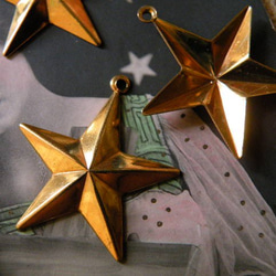 ヴィンテージ ブラス製金張りGP加工 立体的な星の大きなチャーム 3枚目の画像