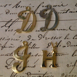 ヴィンテージ アルファベット筆記体大文字チャーム 選べる２個 5枚目の画像