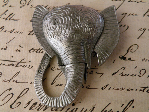 ヴィンテージ　シルバートーン 象のリアルな立体的パーツ　１個 2枚目の画像