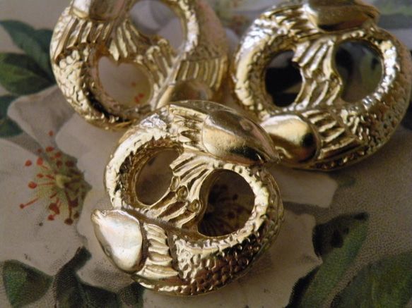 ヴィンテージ  イタリア製 魚のシュールな高品質ゴールドトーン ボタン 2枚目の画像