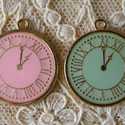 時計盤のエナメルチャーム 選べる３色 2枚目の画像