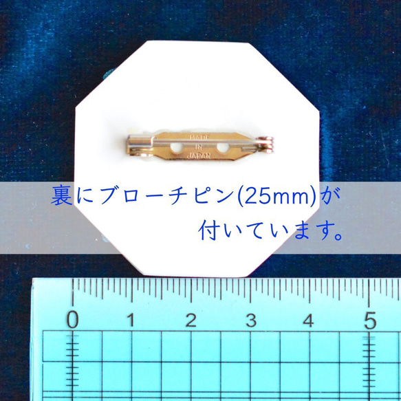 四字熟語ブローチocta「因果応報」（プラ板漢字アクセサリー） 4枚目の画像