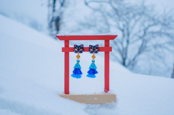 【日本神社風耳環系列】貓面の神秘/貓面具/亮黑款/三層流蘇/一對 第2張的照片