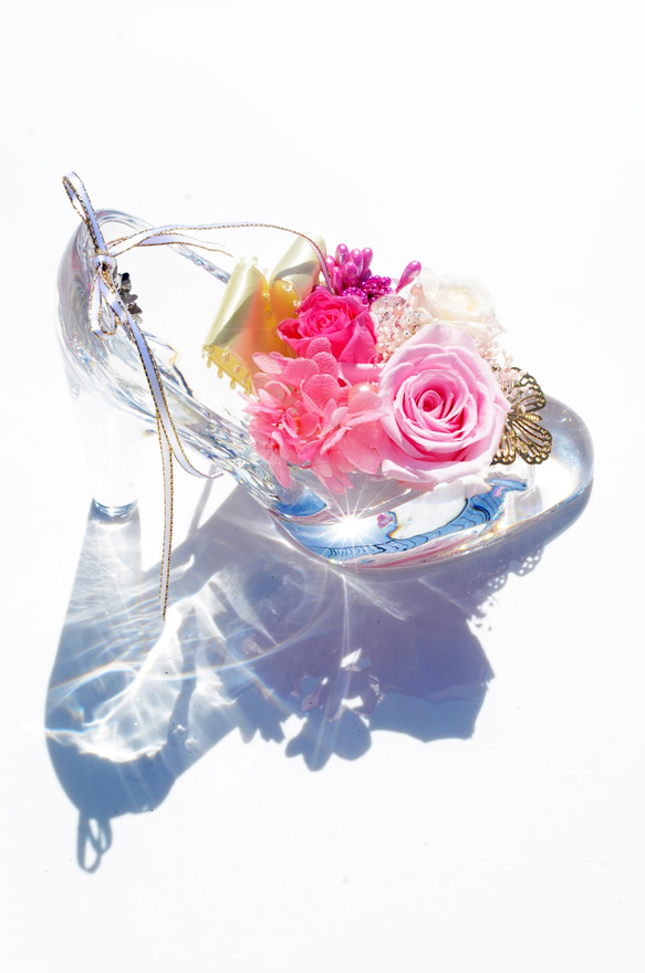 ピンク クリスタルガラス製「ガラスの靴」ローズ3輪 専用ケース入り 4枚目の画像