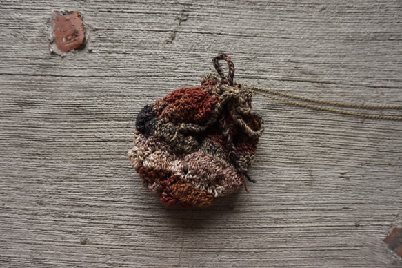 手編みのショルダーバッグ|小さな松のナッツ 2枚目の画像