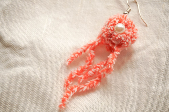 手編みのイヤリング|ピンクのクラゲ（シングル） 2枚目の画像