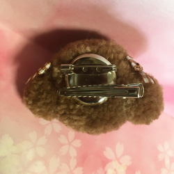 毛糸のぽんぽん トイプードルブローチ （薄焦げ茶・サイズ小） 4枚目の画像