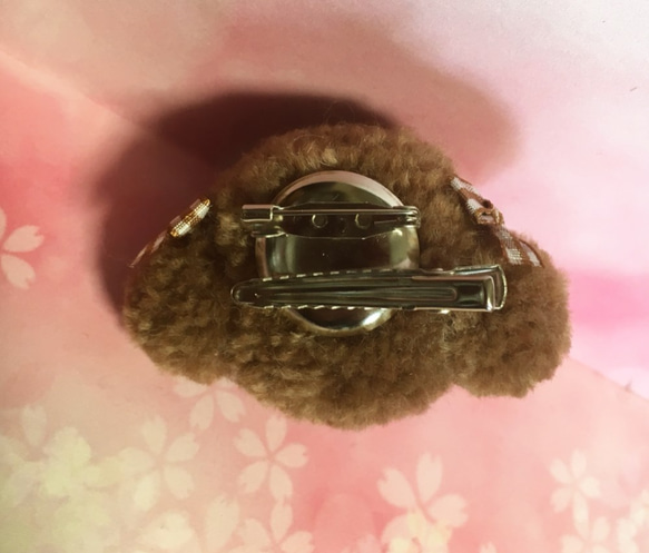 毛糸のぽんぽん トイプードルブローチ （薄焦げ茶・サイズ小） 4枚目の画像