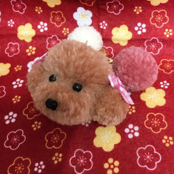 毛糸のぽんぽん　トイプードルのバックチャーム　（ホワイト＆ピンクの小さなぽんぽん付） 3枚目の画像