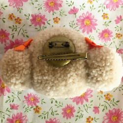 毛糸のぽんぽん トイプードルブローチ （ベージュ・サイズ大・リボンオレンジ） 4枚目の画像