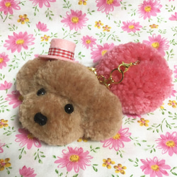 毛糸のぽんぽん　トイプードルのバックチャーム（ピンクの帽子＆ピンクぽんぽん付） 3枚目の画像