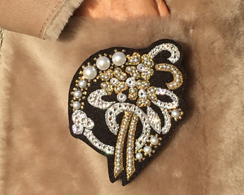 ブローチ ラインストーン×フェルト スァーウィス ブローチ bobienne