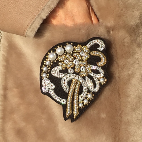 ブローチ ラインストーン×フェルト スァーウィス ブローチ bobienne