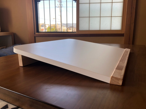 良い姿勢のための傾斜テーブル学習机（ホワイト・ゴム集成材） 2枚目の画像