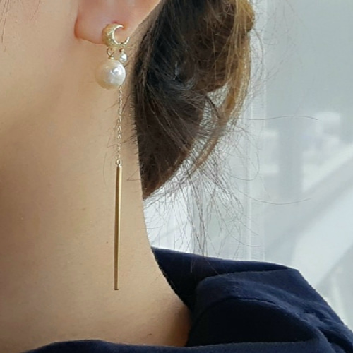 再販】月とパールの2Wayピアス 揺れるスティックチャーム 