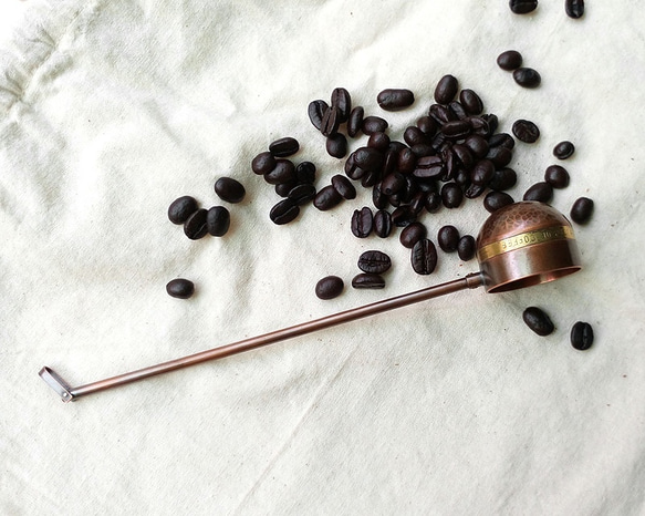 モーニングアロマ No.1 銅 5g コーヒー計量スプーン (Ag No.030) をスプーン一杯すくいます。 1枚目の画像