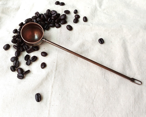 モーニングアロマ No.1 銅 5g コーヒー計量スプーン (Ag No.030) をスプーン一杯すくいます。 2枚目の画像