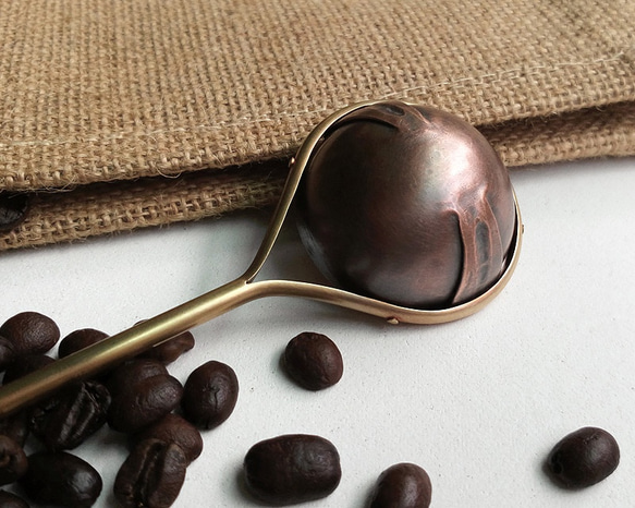 朝の香り No.2 銅製コーヒー計量スプーン（Ag No.031）をすくう 2枚目の画像