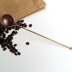 朝の香り No.2 銅製コーヒー計量スプーン（Ag No.031）をすくう 3枚目の画像
