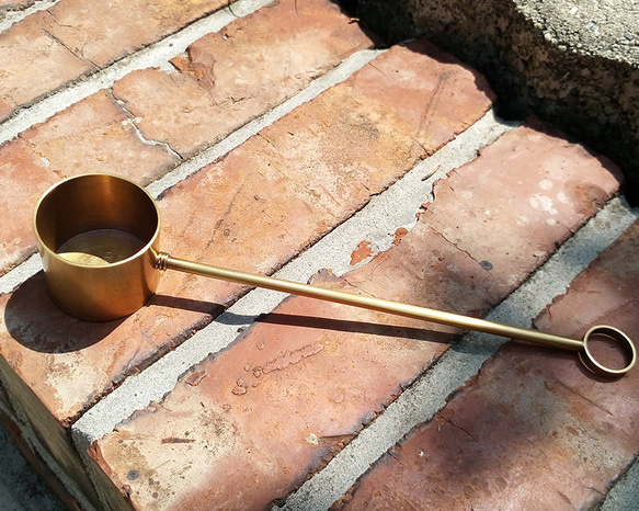 モーニング フレグランス IV 銅製コーヒー計量スプーン (Ag No. 033) をスプーン一杯すくいます。 3枚目の画像