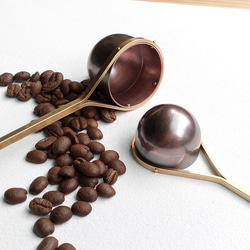 モーニングフレグランスNo.10銅10gコーヒー計量スプーン（Ag No. 086）をスプーン一杯すくい取ります。 2枚目の画像