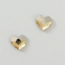 【スワロフスキー　classy heart  6mm  ゴールデンシャドウ　ハートの　小さいピアス】ヌーディカラー 5枚目の画像