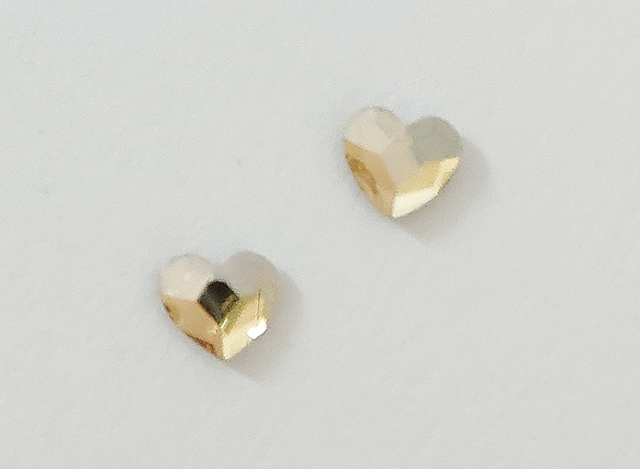 【スワロフスキー　classy heart  6mm  ゴールデンシャドウ　ハートの　小さいピアス】ヌーディカラー 5枚目の画像