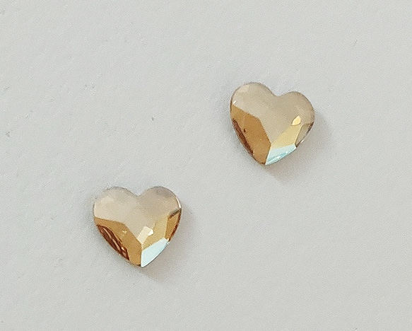 【スワロフスキー　classy heart  6mm  ゴールデンシャドウ　ハートの　小さいピアス】ヌーディカラー 2枚目の画像