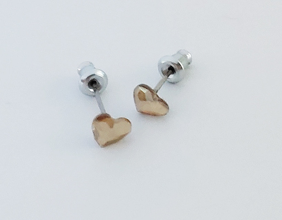 【スワロフスキー　classy heart  6mm  ゴールデンシャドウ　ハートの　小さいピアス】ヌーディカラー 4枚目の画像