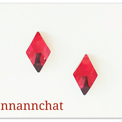 【スワロフスキー　赤　の　 ダイヤ（菱形）　小さいピアス】四角形　トランプ 1枚目の画像