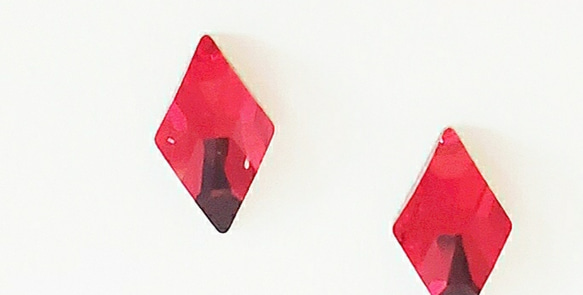 【スワロフスキー　赤　の　 ダイヤ（菱形）　小さいピアス】四角形　トランプ 2枚目の画像